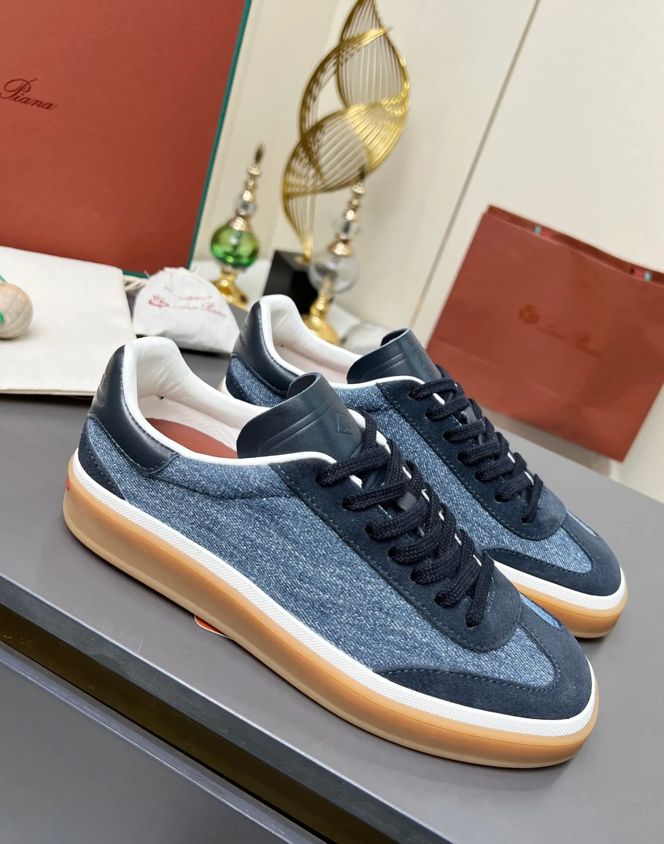 Men's shoes 💰600 purchasing agent, high version 🦅⛳️ Italy [Loro Piana] Tennis walk series LP couple's moral training shoes casual sports shoes sneakers 🎁🎁 Original purchase development and production This new suede tennis shoe adopts an ultra-low design, suitable for wearing all year round 👫👫 The wrapped sole creates an effortlessly attractive color combination that harmoniously blends functionality with understated style, making it the ideal shoe for urban wear. Soft calfskin tongue with Kummel color insert at the heel, cotton lace upper with embossed LP logo, cowhide suede sole, rubber-lined calfskin ✦Upper: imported first-layer cowhide➕customized original cowhide ✦lining: cowhide lining➕cowhide insole ✦sole: original molded TPR ultra-light outsole ✦packaging: original complete package ✦Female size: 35--40 ✦Male size: 39--45